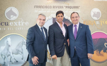 El alcalde y el presidente de la diputación de Badajoz junto a Paquirri (FOTO: David Rebolledo)