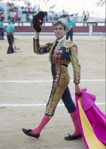 Tomás Angulo dando la vuelta al ruedo de Las Ventas (FOTO: Javier Arroyo)