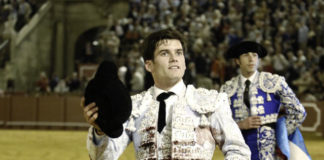 Jose Garrido dando la vuelta al ruedo tras despachar al sexto de la tarde (FOTO: Pagés)