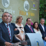 El alcalde de Badajoz y el resto de personalidades en el acto de presentación