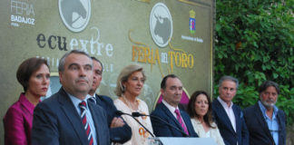 El alcalde de Badajoz y el resto de personalidades en el acto de presentación