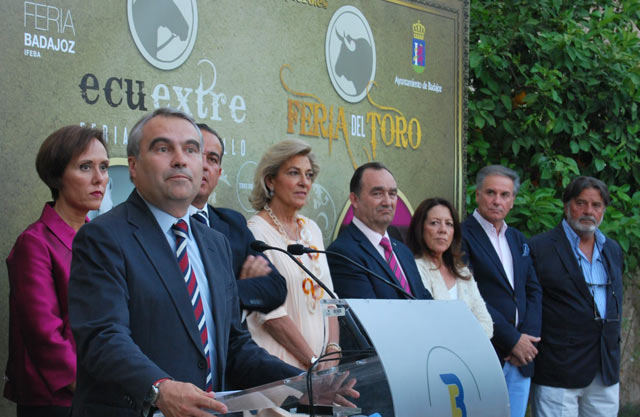 El alcalde de Badajoz y el resto de personalidades en el acto de presentación