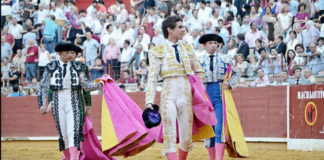 Ginés Marín dando la vuelta al ruedo del coso de Los Califas (FOTO: FIT)