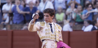 Ginés Marín con la oreja del quinto novillo de la tarde. (FOTO: Toromedia)