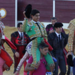 Silva junto a sus compañeros saliendo a hombros del coso de Puebla de Sancho Pérez (FOTO: Gallardo)