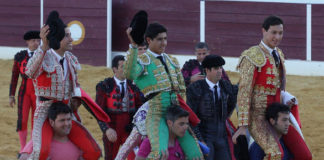 Silva junto a sus compañeros saliendo a hombros del coso de Puebla de Sancho Pérez (FOTO: Gallardo)