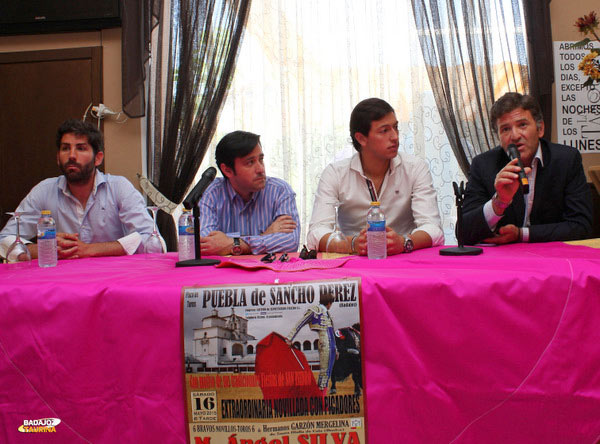 El diestro Antonio Muñoz dirigiéndose al auditorio