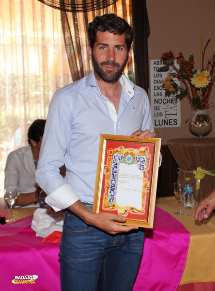 Serafín Marín con el presente que recibió tras su intervención