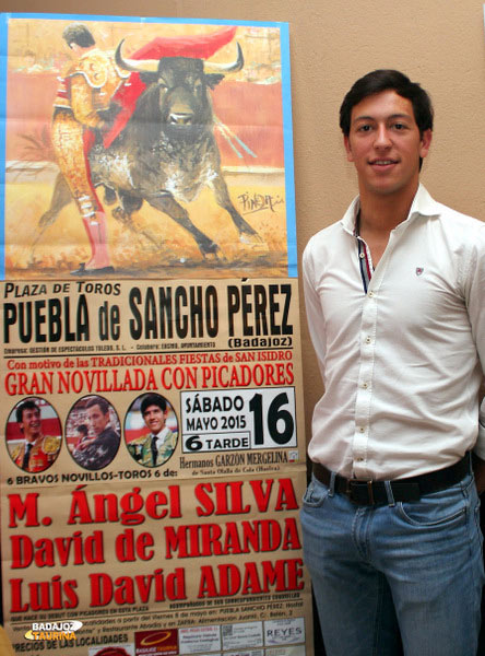 Miguel Ángel Silva junto al cartel de Puebla de Sancho Pérez