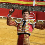 José Garrido paseando dos de los cinco trofeos cortados en Cortegana (FOTO: Mundotoro.com)