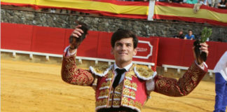José Garrido paseando dos de los cinco trofeos cortados en Cortegana (FOTO: Mundotoro.com)