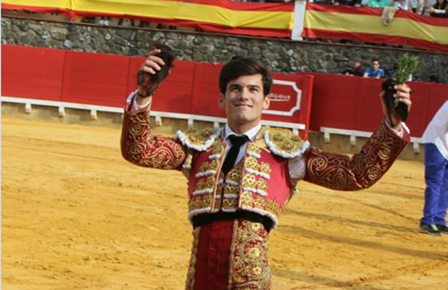 José Garrido paseando dos de los cinco trofeos cortados en Cortegana (FOTO: Mundotoro.com)