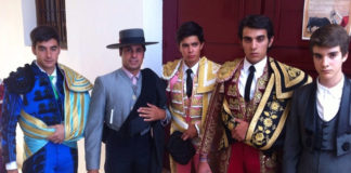 Juan Silva 'Juanito' junto a Rivera Ordóñez y el resto de sus compañeros antes de hacer el paseíllo.