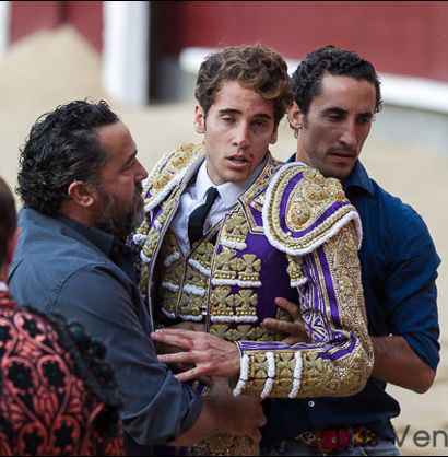 Antonio Posada y Santiago Ambel Posada sosteniendo a Posada de Maravillas tras la tremenda voltereta sufrida en Las Ventas (FOTO: Álvaro Marcos)