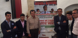 Jesús Díez junto al resto de protagonistas en la presentación del cartel de su debut con picadores