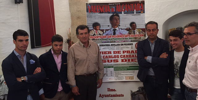 Jesús Díez junto al resto de protagonistas en la presentación del cartel de su debut con picadores
