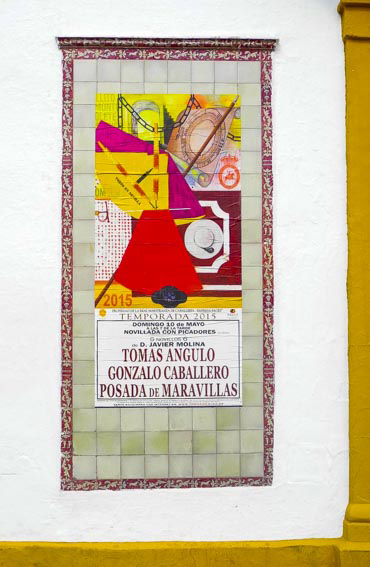 Cartel de la novillada de este domingo pegado en la pared de La Maestranza (FOTO: José Mª Ballester)