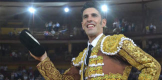 Talavante saliendo en hombros del coso de Los Califas de Córdoba (FOTO: FIT)