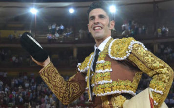 Talavante saliendo en hombros del coso de Los Califas de Córdoba (FOTO: FIT)