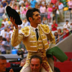 Talavante paseado en hombros esta tarde en Burgos (FOTO: Emilio Méndez)