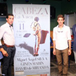 David de Miranda, Ginés Marín y el empresario Jorge Buendía posando delante del cartel (FOTO: JEMARSAN)
