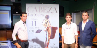 David de Miranda, Ginés Marín y el empresario Jorge Buendía posando delante del cartel (FOTO: JEMARSAN)