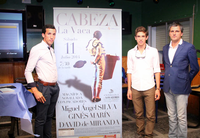 David de Miranda, Ginés Marín y el empresario Jorge Buendía posando delante del cartel (FOTO: JEMARSAN)