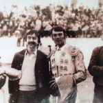Carlos Domínguez, con bigote y brazos cruzados, en la plaza de Valencia del Ventoso atestada de aficionados