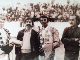 Carlos Domínguez, con bigote y brazos cruzados, en la plaza de Valencia del Ventoso atestada de aficionados