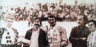 Carlos Domínguez, con bigote y brazos cruzados, en la plaza de Valencia del Ventoso atestada de aficionados