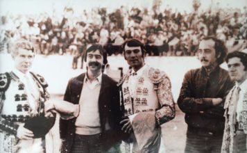 Carlos Domínguez, con bigote y brazos cruzados, en la plaza de Valencia del Ventoso atestada de aficionados