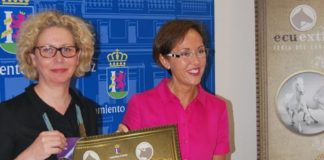 Pepa Dueñas y María José Solana presentando los actos de ECUEXTRE 205