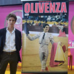Ginés Marín delante del cartel de la encerrona del próximo 8 de septiembre en Olivenza (FOTO: FIT)