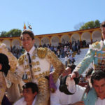 Los tres novilleros que actuarán en Badajoz saliendo a hombros de Olivenza (FOTO: Gallardo)