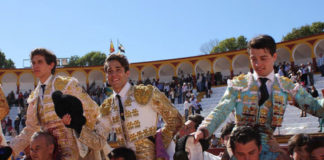 Los tres novilleros que actuarán en Badajoz saliendo a hombros de Olivenza (FOTO: Gallardo)