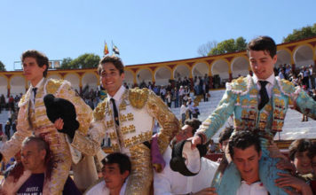 Los tres novilleros que actuarán en Badajoz saliendo a hombros de Olivenza (FOTO: Gallardo)