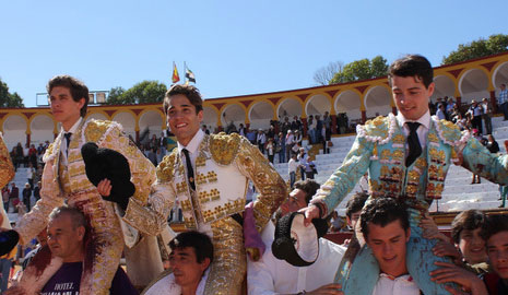 Los tres novilleros que actuarán en Badajoz saliendo a hombros de Olivenza (FOTO: Gallardo)