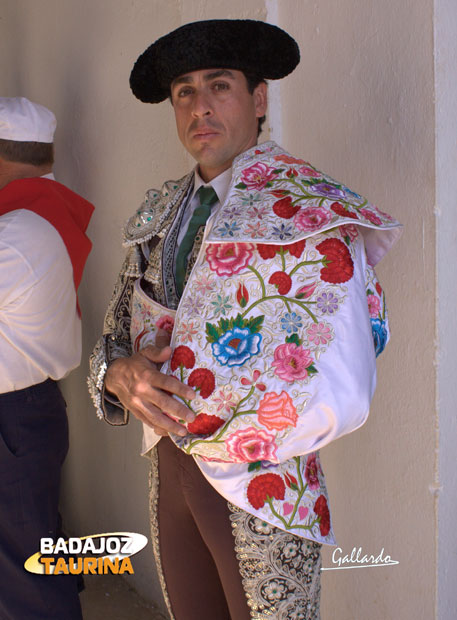 Fernando González, liado en el capote de paseo, antes del paseíllo en la plaza de toros de Badajoz. El pasado 5 de junio cumplió 20 años de banderillero. (FOTO: Gallardo)