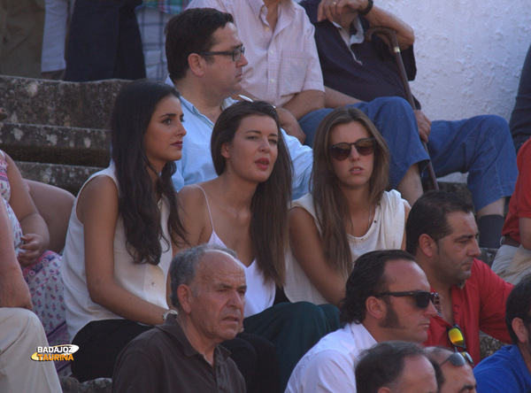 Nuria Rodríguez e Isa Linares junto a una amiga, guapas y aficionadas