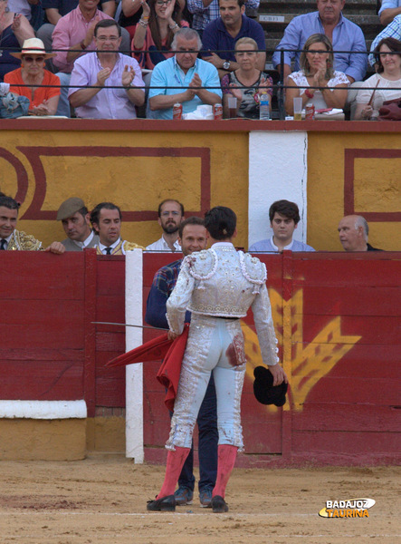 José Garrido brindando a Antonio Ferrera