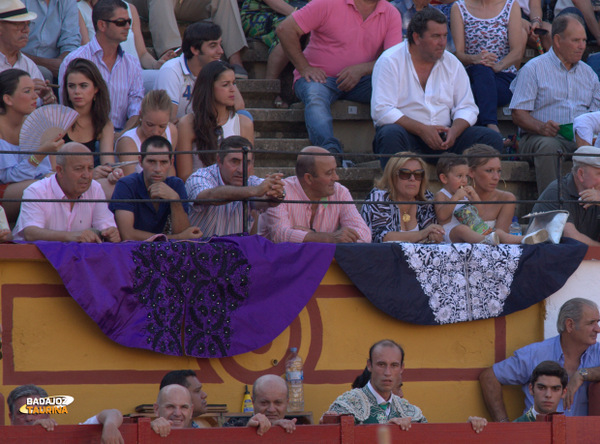 Aficionados de Valencia del V. junto a la familia de Ventura