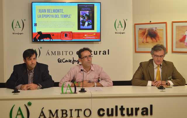 Juan Carlos Gil escoltado en la mesa de oradores por A. Girol y M. Luna (FOTO:JM.Ambrós)