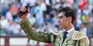 Jiménez Fortes con una oreja en la plaza de Las Ventas (FOTO: Álvaro Marcos)