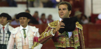 Jaime Martínez dando la vuelta al ruedo en Aguascalientes (FOTO: SUERTEMATADOR)