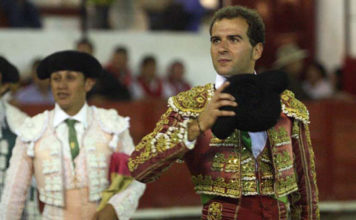 Jaime Martínez dando la vuelta al ruedo en Aguascalientes (FOTO: SUERTEMATADOR)