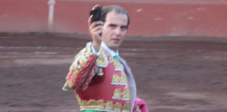 Jaime Martínez paseando la oreja cortada en Tampico (FOTO: Edgar Mendoza)