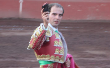 Jaime Martínez paseando la oreja cortada en Tampico (FOTO: Edgar Mendoza)