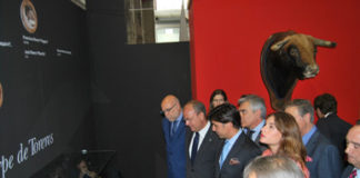 Francisco Rivera acompañado de las autoridades durante la inauguración