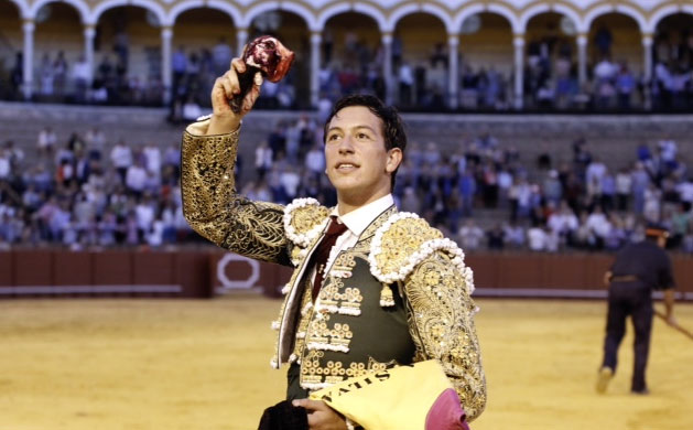 Miguel Ángel Silva con la oreja cortada en Sevilla (FOTO: Toromedia)