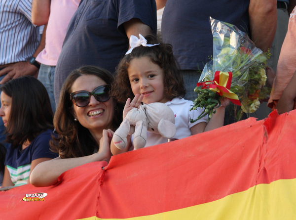 Lola Morón y su pequeña Lolita con 'Rosita' y flores para Silva